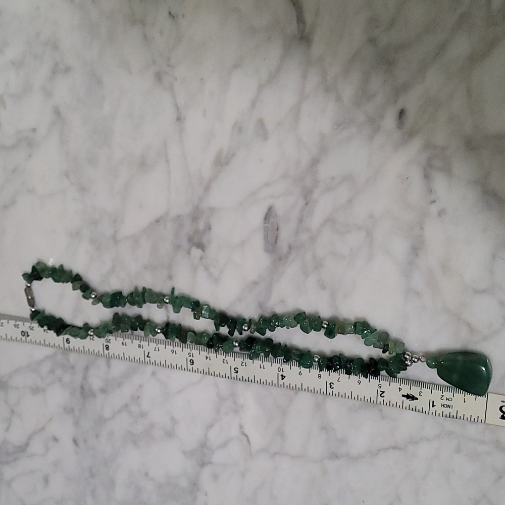 Beautiful jade drop necklace in excellent condition! About 10 inches long - Picture 3 of 4